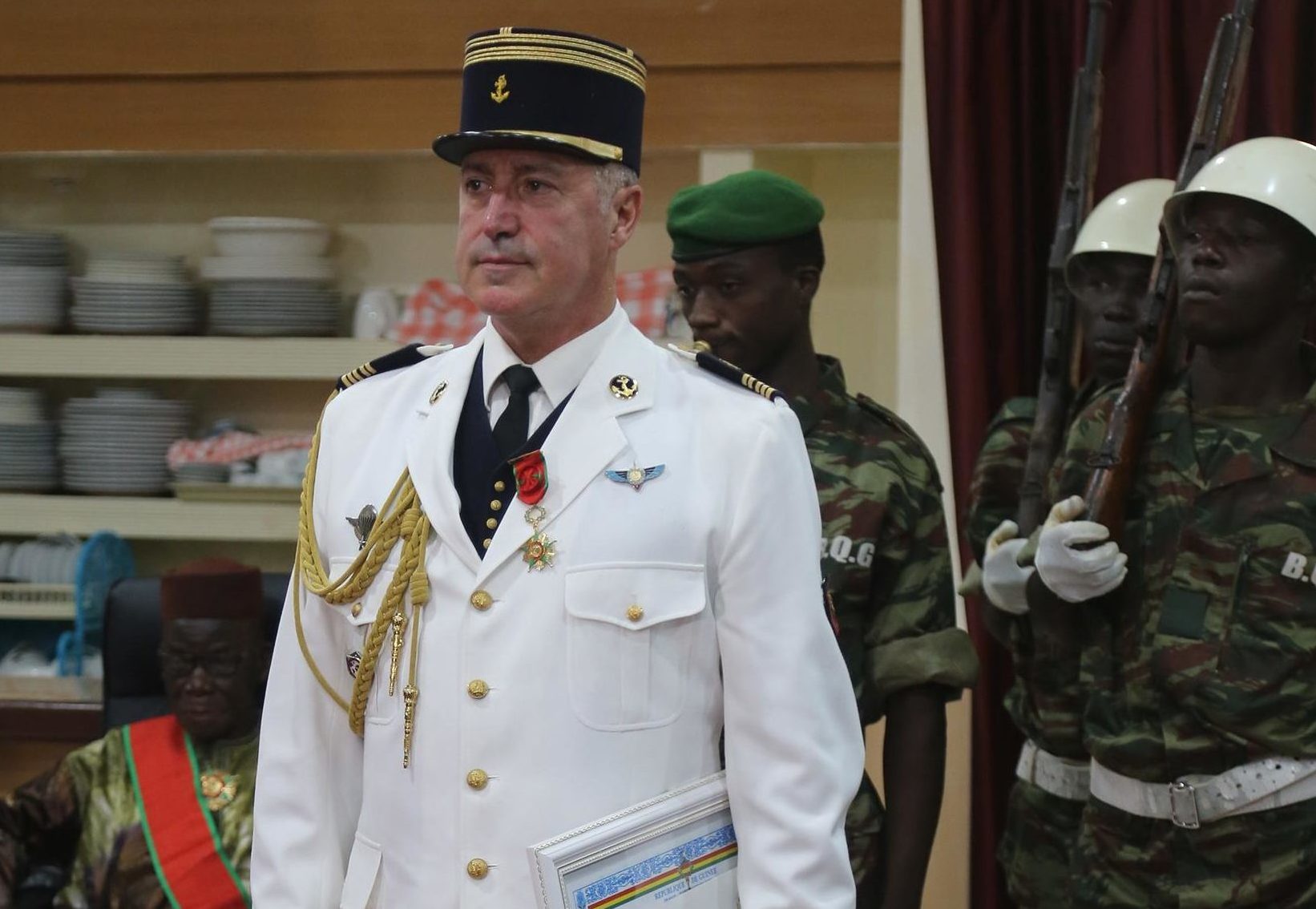 Diplomatie : le Gouvernement Guinéen décore un Français pour ses nombreux services rendus à l’armée guinéenne