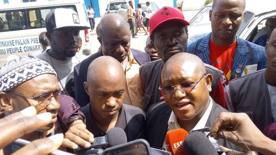 Inexécution du mandat d’arrêt de deux hauts officiers: les avocats du FNDC répondent au Procureur de Dixinn