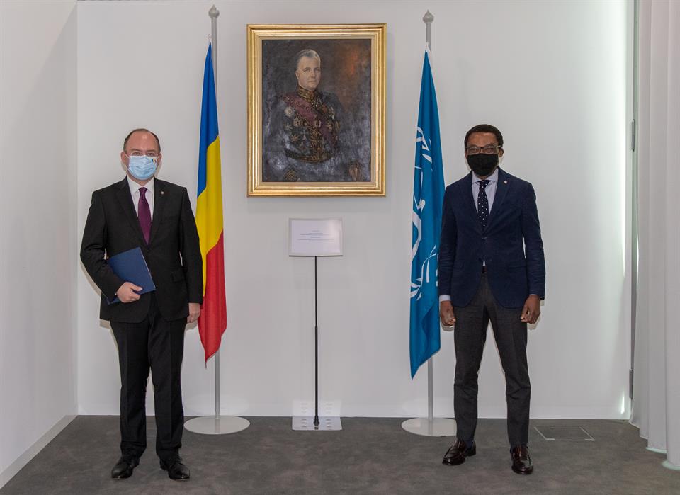 Le Ministre roumain des Affaires étrangères se rend à la CPI et fait don d’une d’œuvre d’art
