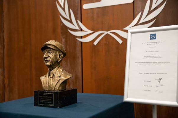 Cour pénale internationale: Benjamin B. Ferencz reçoit le titre de Membre honoraire distingué