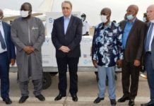 Covid-19 : la Guinée accueille 10.000 doses de vaccins Spoutnik V et 40.000 seringues livrés par Rusal