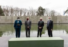 Les représentants de l’Irlande dévoilent une œuvre d’art offerte à la Cour pénale internationale