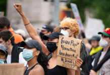 Racisme : Michelle Bachelet fustige la poursuite des violences policières contre les Noirs