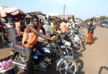 Conakry : un conducteur de taxi moto condamné à 6 mis d’emprisonnement avec sursis pour une faire de surcharge !