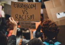 Royaume-Uni : des experts de l’ONU condamnent un rapport « répréhensible » sur le racisme