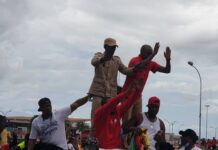 Conakry : les activistes du FNDC accueillis par une foule en liesse