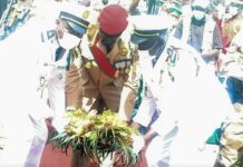 Fête d’Independence : Mamadi Doumbouya à la traditionnelle pose de la gerbe de fleurs à la place des martyrs