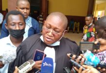 Décès de la mère de Fonikè Menguè : Ses avocats demandent sa libération pour les funérailles !